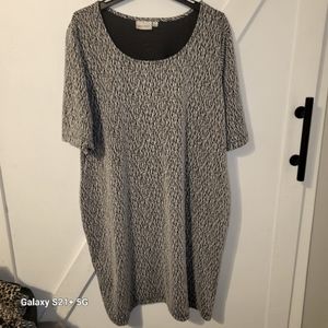 Plus-sized black/white print Midi dress